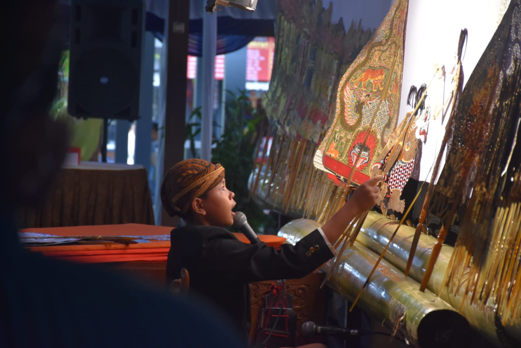 Modernisasi Batik Wayang Kulit Fashion Workshop Anak Muda 2025: Tantangan Tradisi & Peluang Industri Kreatif