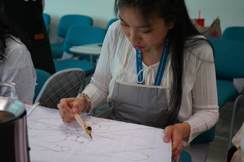 Modernisasi Batik Wayang Kulit Fashion Workshop Anak Muda 2025: Tantangan Tradisi & Peluang Industri Kreatif