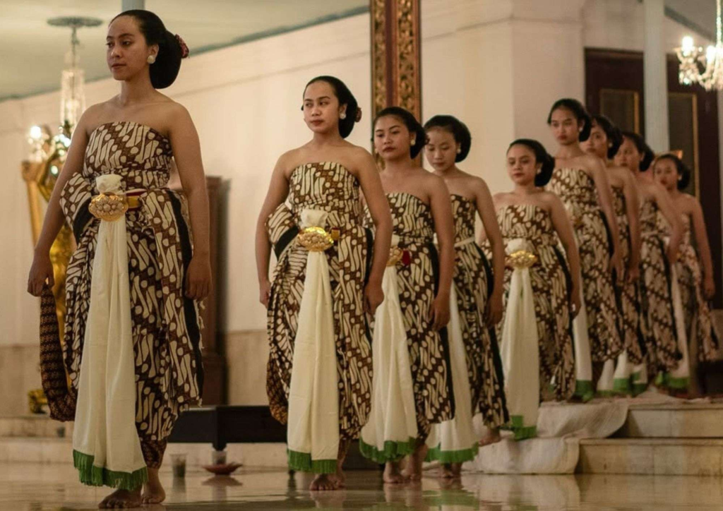 5 Filosofi Motif Batik Parang: Makna Keberanian Gen Z