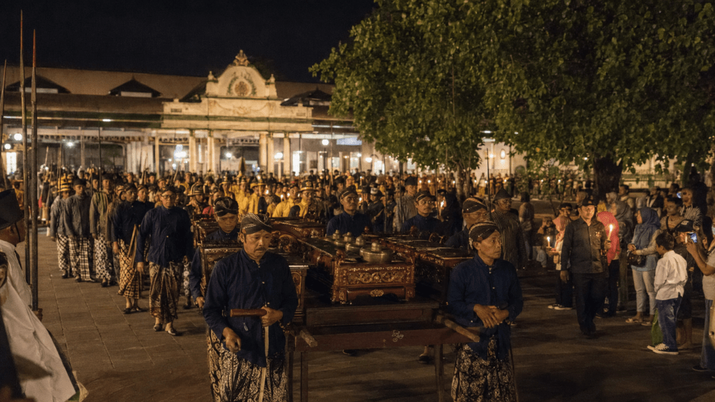 Prosesi Miyos Gangsa membawa gamelan pusaka menuju Pagongan Masjid Gedhe
