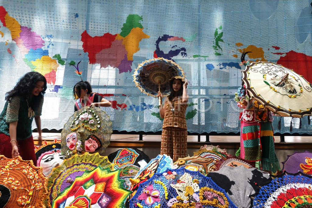 Lestarikan Tradisi, 3000 Seniman Ramaikan Festival Payung Indonesia